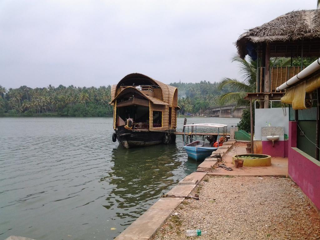 La Mirban Hotell Varkala Exteriör bild